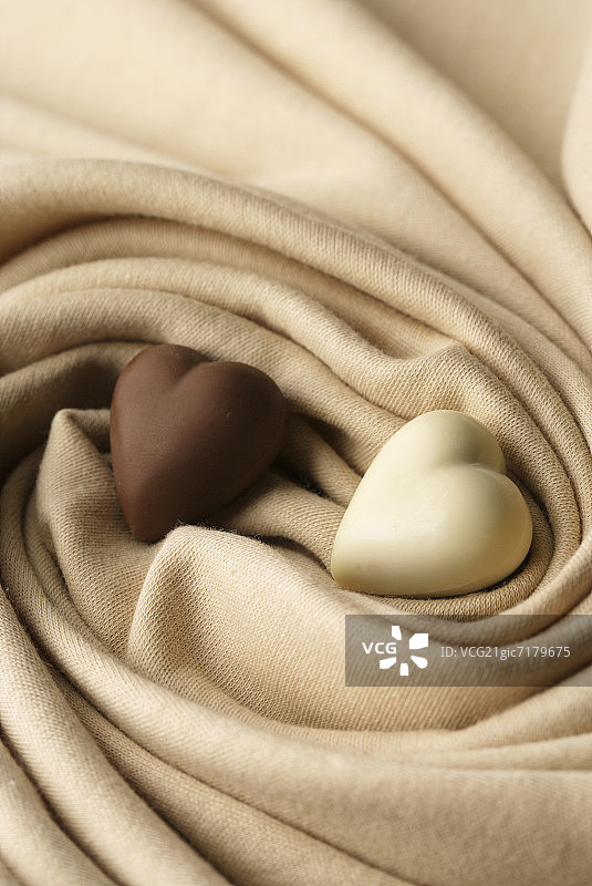 材质上的巧克力爱心图片素材