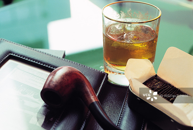 一杯威士忌、烟斗和烟草图片素材