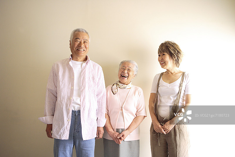 两代同堂，微笑，白色背景图片素材