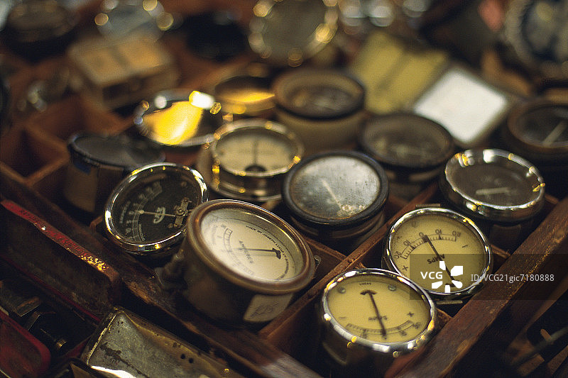 汽车仪表集合特写，高角度拍摄，差异聚焦图片素材