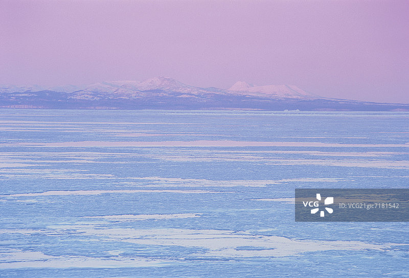 北海道日落时的浮冰和山脉图片素材