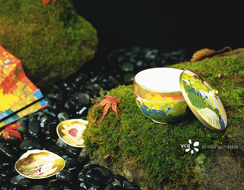 岩石上的日式茶杯图片素材