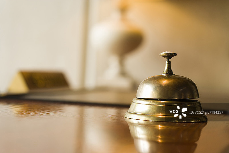 酒店前台用于服务的铃铛特写，侧视图，差异对焦图片素材