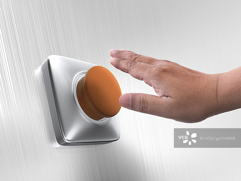 男人按下按钮图片素材