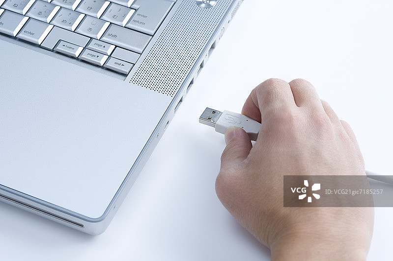 手插USB线图片素材