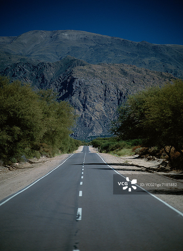 阿根廷萨尔塔省的笔直道路景观图片素材