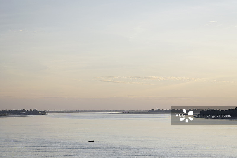缅甸勃固的黄昏河流图片素材