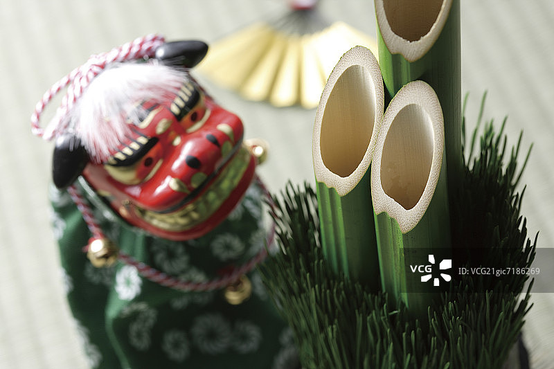 门松、舞狮玩偶和扇子图片素材