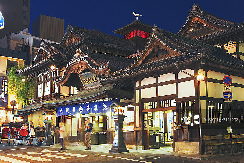 日本爱媛县松山市的日式建筑长曝光图片素材