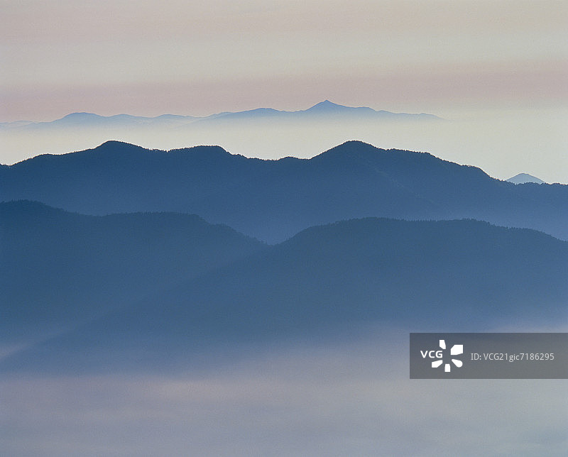 日本长野县雾中的乘鞍岳图片素材