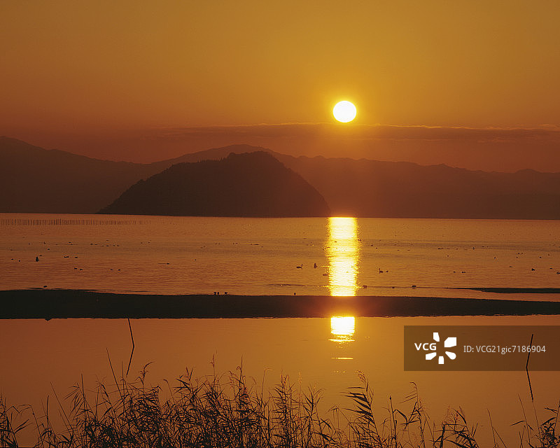 日本滋贺县湖北町竹生岛和琵琶湖的傍晚景色图片素材