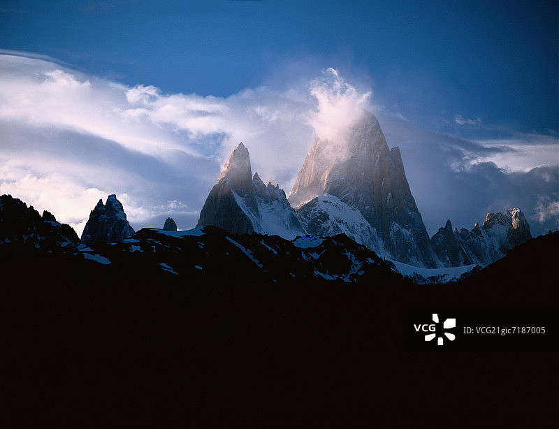 云雾缭绕的菲茨罗伊山脉，阿根廷圣克鲁斯省，南美洲图片素材