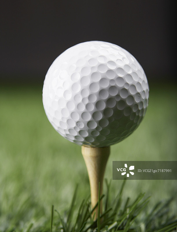 高尔夫球在球座上图片素材