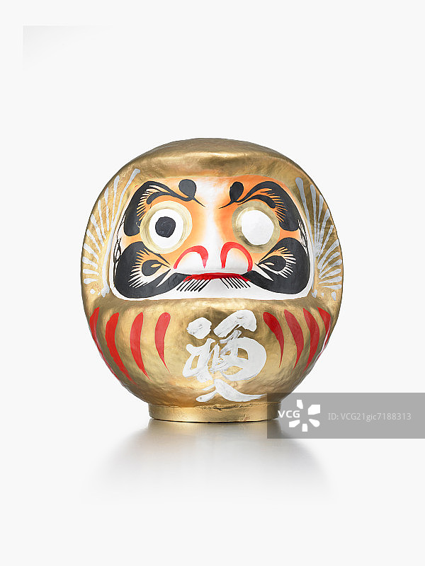 白色背景上的传统日本达摩不倒翁图片素材