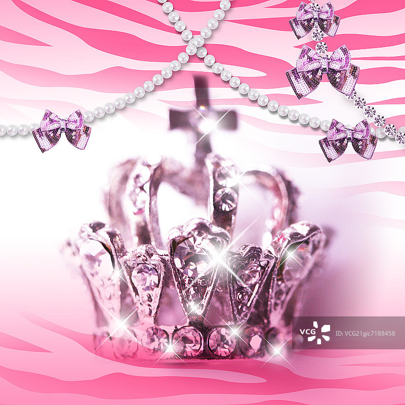 粉色虎纹背景上的粉色珠宝皇冠和亮片蝴蝶结项链图片素材