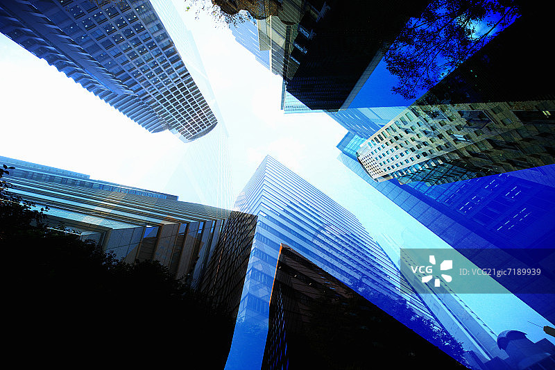 日本大阪市北区摩天大楼的仰视角度图片素材