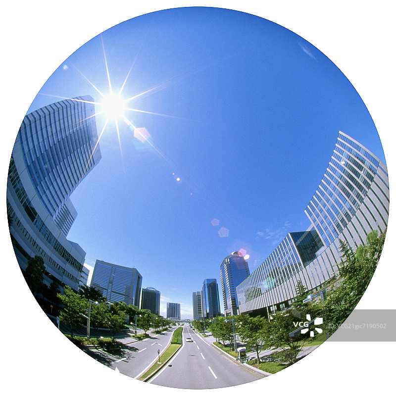 鱼眼镜头下的摩天大楼和阳光，日本千叶县幕张图片素材