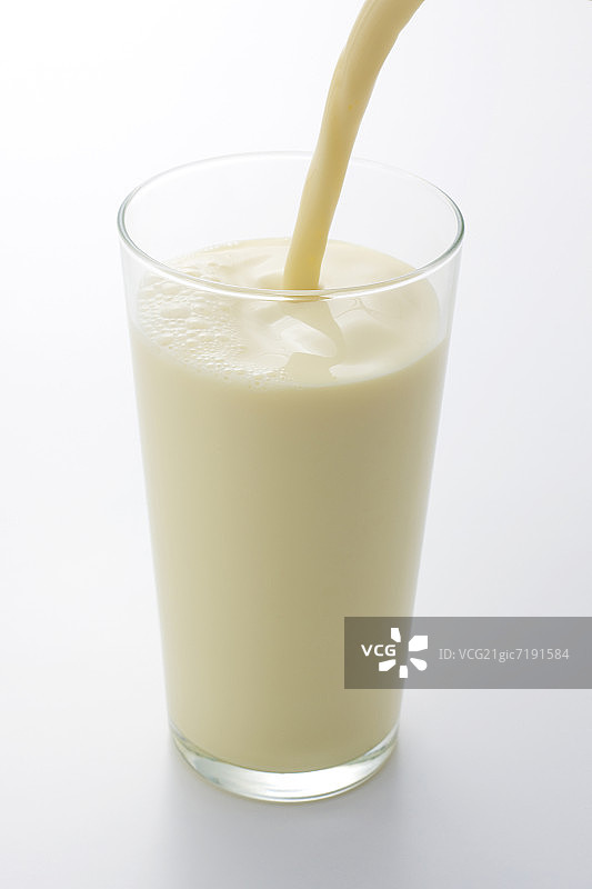 豆奶倾倒图片素材