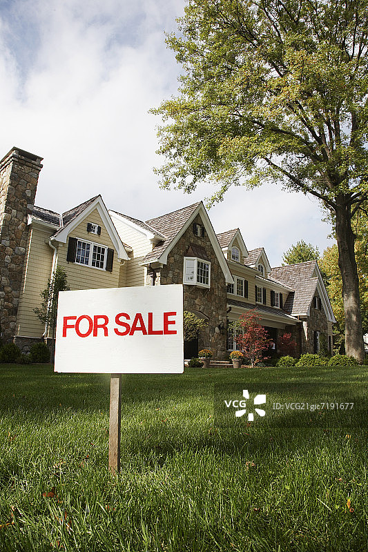 美国新泽西州查塔姆的房子附近的“出售”标志图片素材