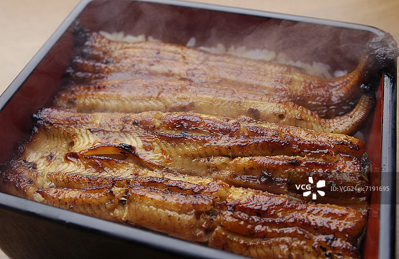 盒装烤鳗鱼饭特写图片素材