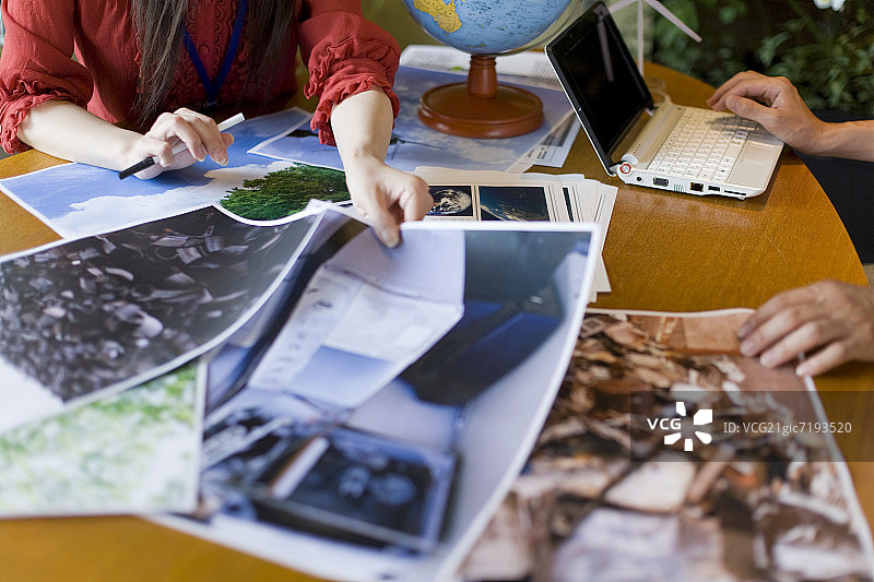 两人进行商务会议图片素材