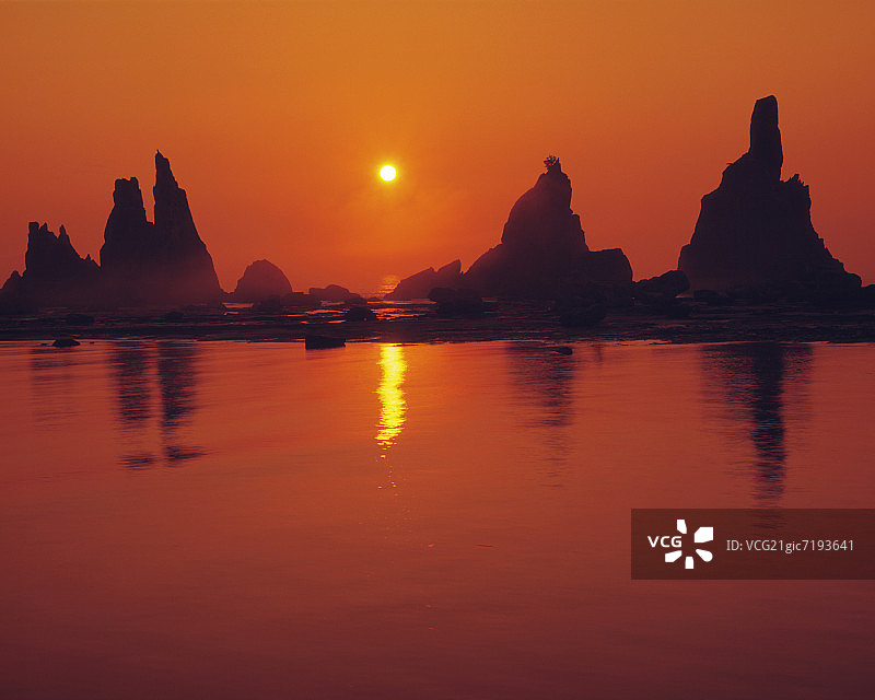 日本和歌山县串本町的桥杭岩图片素材