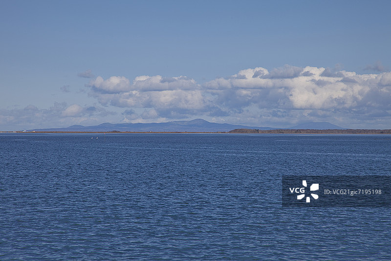 从尾岱沼港眺望能取半岛和国后岛图片素材