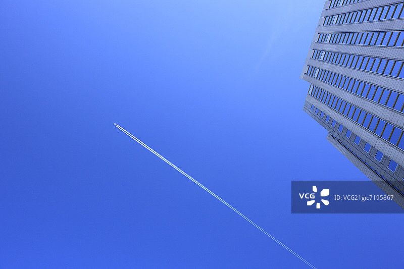 飞机飞过东京涩谷的摩天大楼图片素材