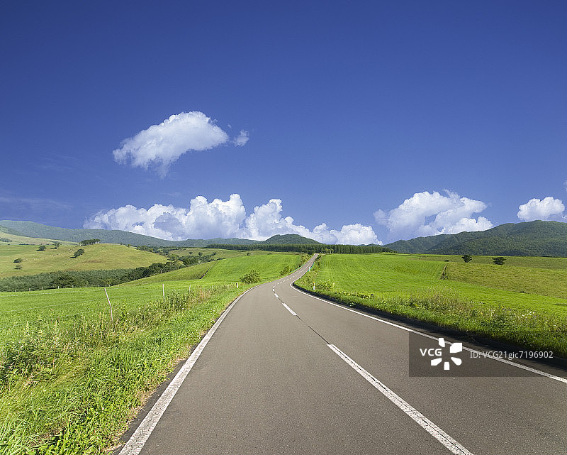 日本上士幌町的笔直道路图片素材