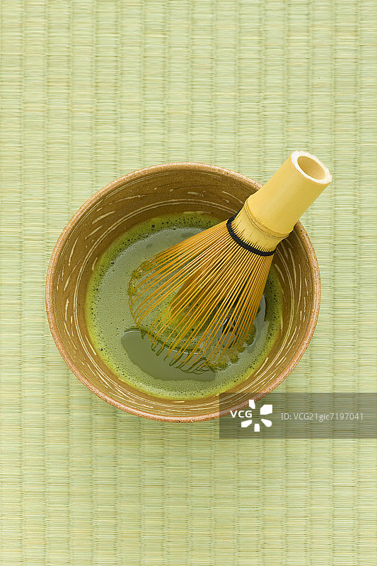 碗中抹茶粉的竹制茶筅图片素材