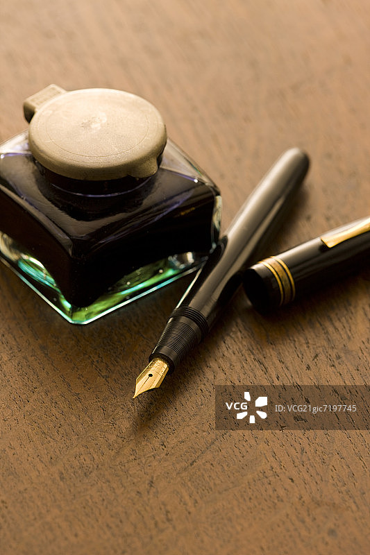 墨水和钢笔图片素材