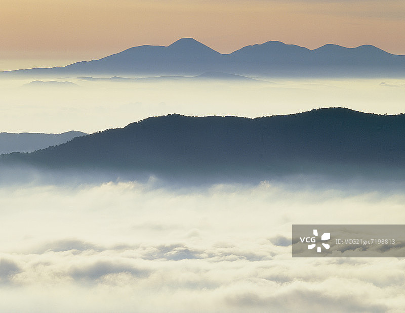 日本长野县云海中的乘鞍岳图片素材