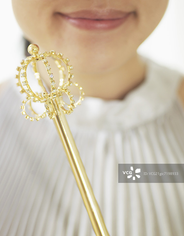 手持权杖的年轻女人图片素材