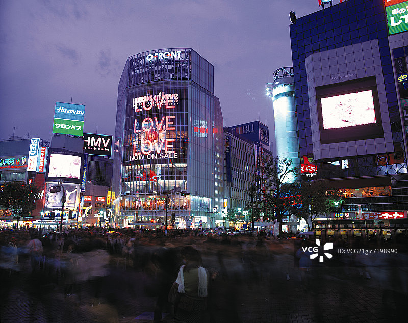 日本本州岛东京涩谷区繁忙的十字路口图片素材