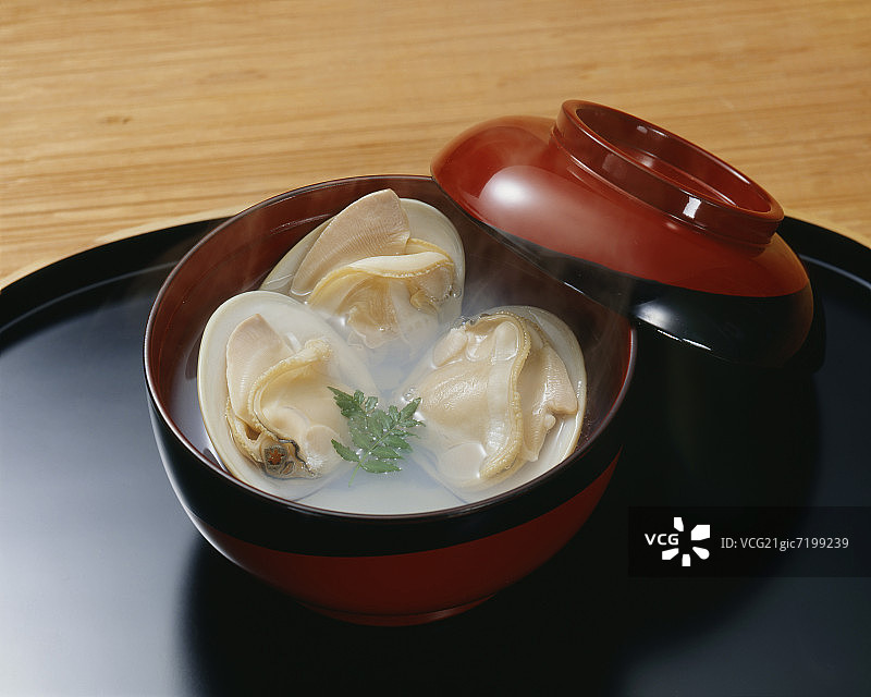 味噌汤中的蛤蜊图片素材