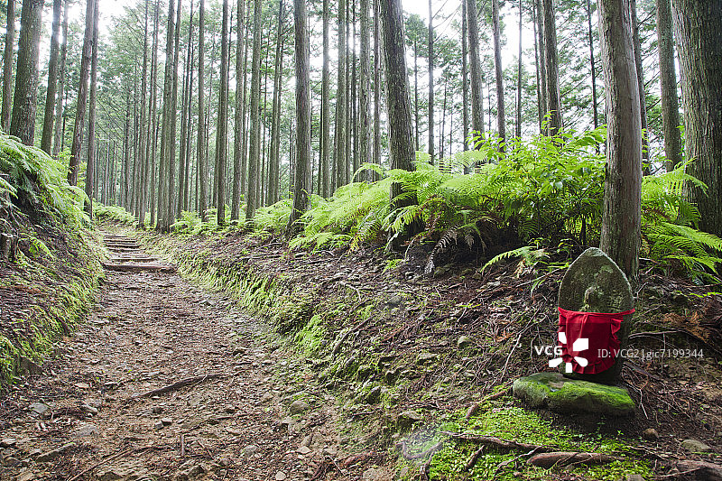 熊野古道朝圣路线上的地藏菩萨像图片素材