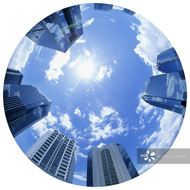 鱼眼镜头下的摩天大楼和阳光，日本千叶县幕张图片素材