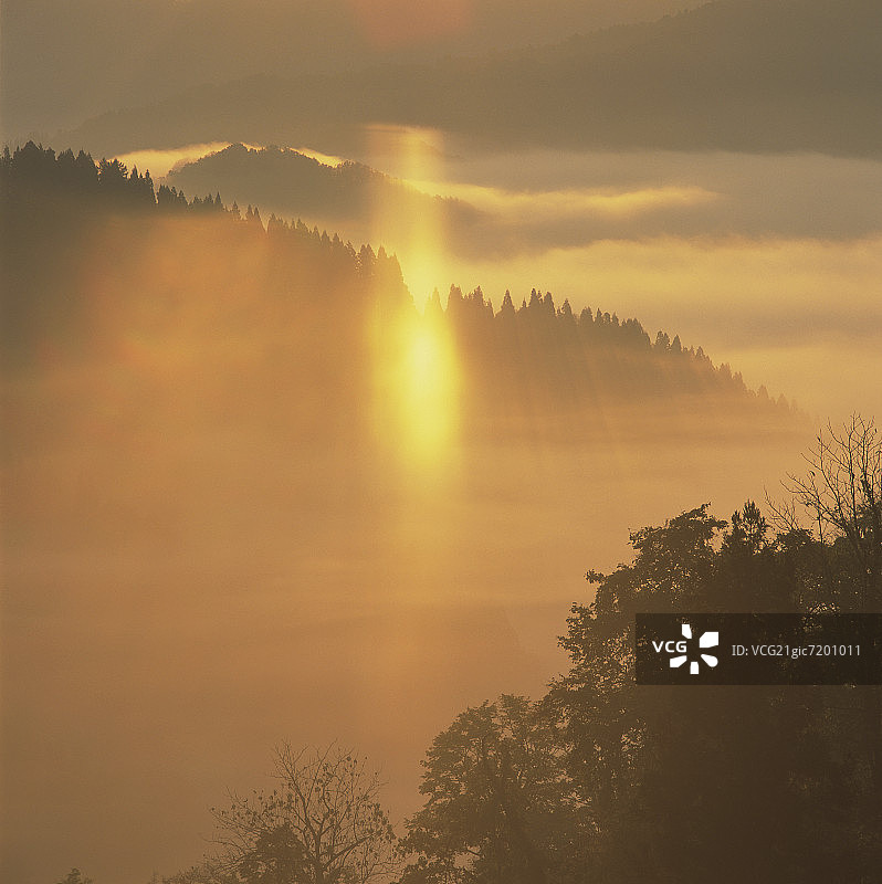 阳光穿过云层，日本新泻县柏崎市图片素材