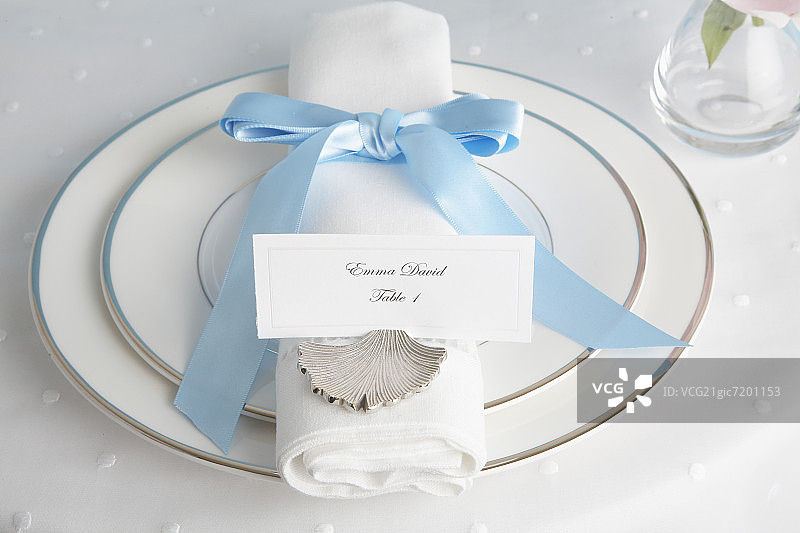 带座位卡的餐位布置图片素材