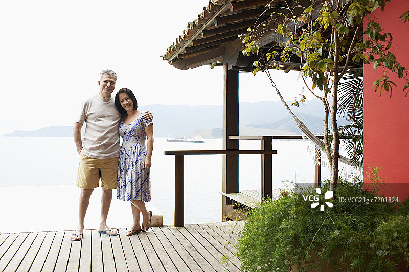 中年夫妇在海滩小屋旁图片素材