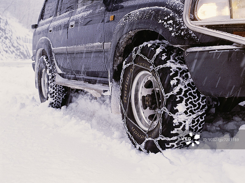 日本岐阜县4x4轮胎上的雪链图片素材
