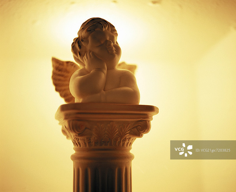 彩色背景下的天使雕像图片素材