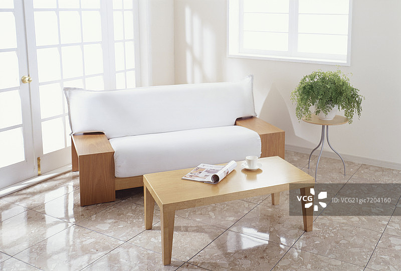 明亮房间里的沙发和咖啡桌图片素材