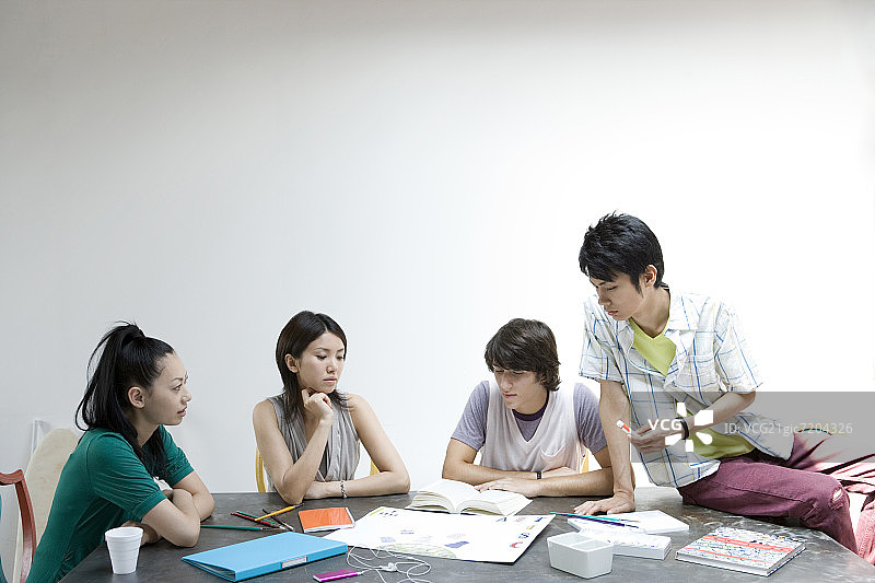 正在讨论的年轻人图片素材