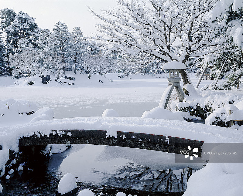 日本石川县金泽市兼六园雪景图片素材