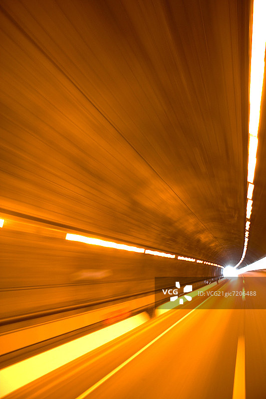 驾车穿行灯光隧道，日本神奈川县本州图片素材
