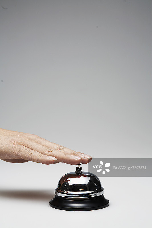 手按桌面铃图片素材