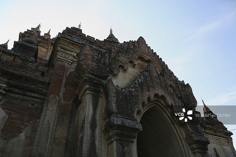 缅甸蒲甘历史悠久的寺庙入口装饰建筑图片素材
