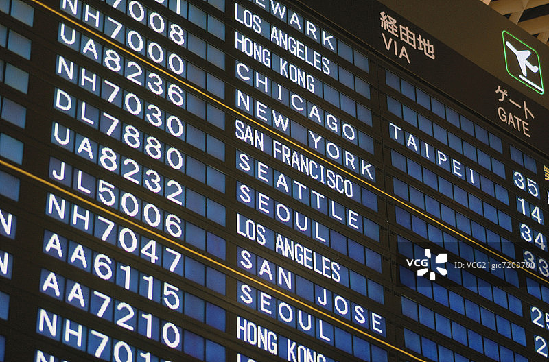 日本千叶县成田机场的到达出发指示牌图片素材