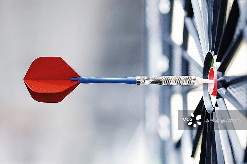 飞镖与飞镖盘，飞镖命中靶心特写图片素材